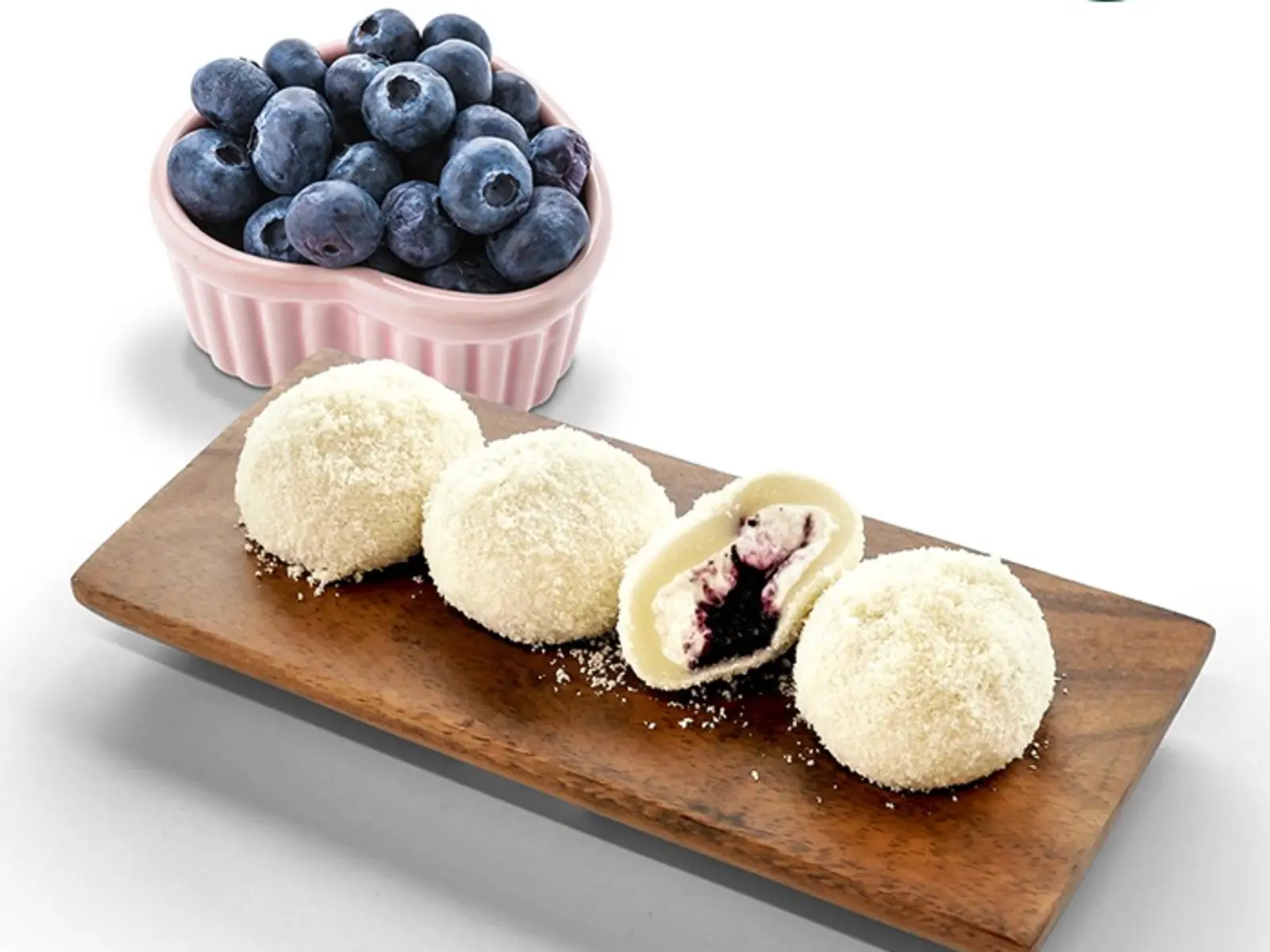 블루베리 Korean cream rice cake served with fresh blueberries