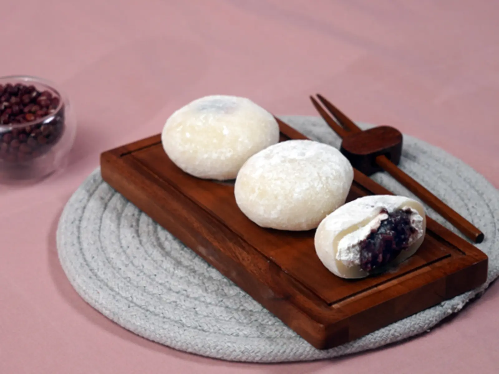 Sweet red bean Korean cream rice cake presentation