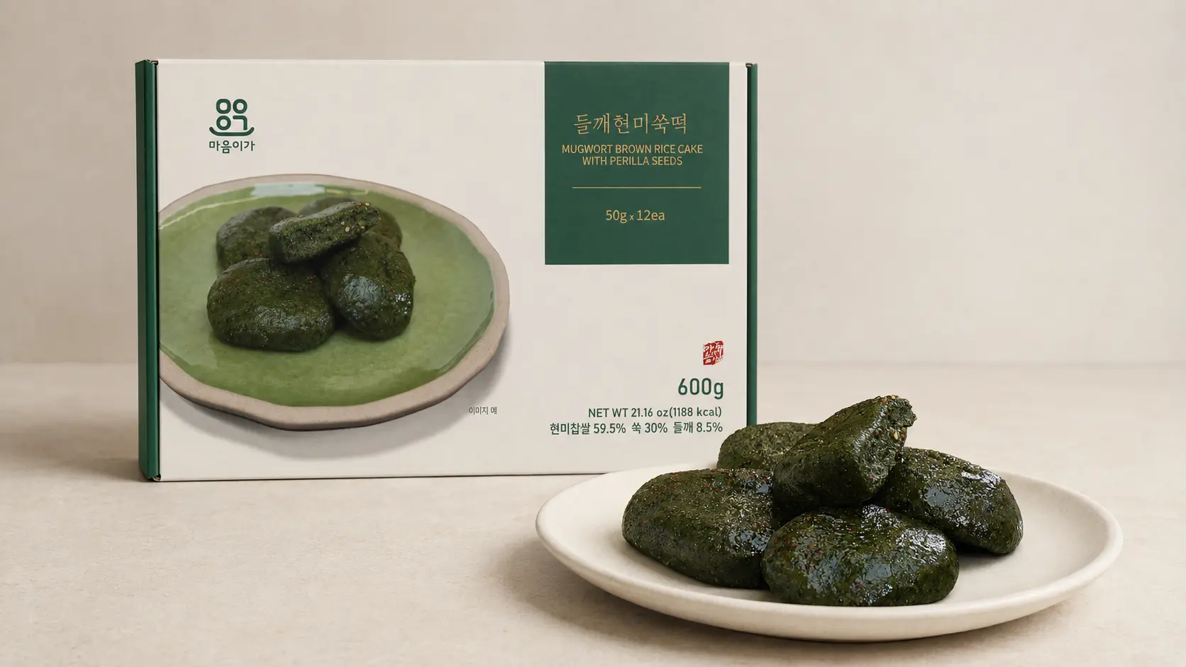Mugwort brown Korean rice cake with perilla seeds, 12-piece retail box and plated product