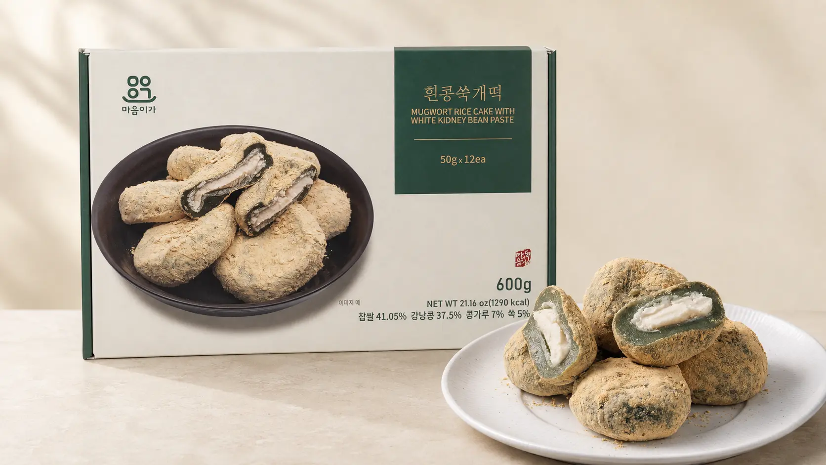 Mugwort Korean rice cake with white kidney bean paste, 12-piece retail box and plated product