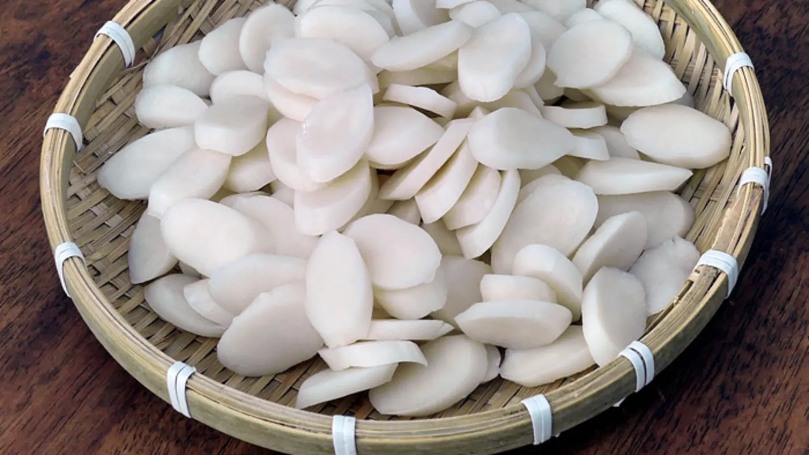Sliced Korean rice cake for tteokguk